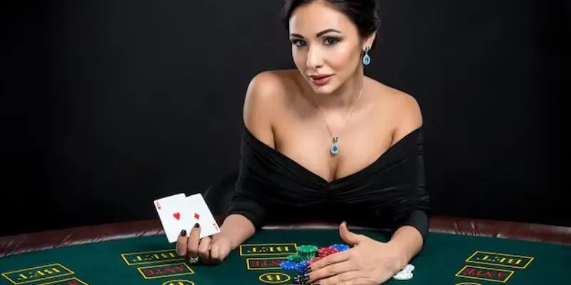 Mở đầu ván bài với sự chia bài đến từ phía các dealer xinh đẹp và nóng bỏng